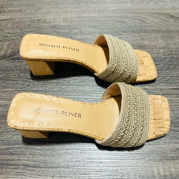 Donald Pliner Sandals, The NAYLA slide, Crochet, size 7. NWT in Box. - Picture 3 of 10
